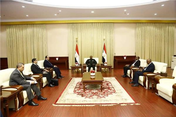 اللواء عباس كامل ينقل للبرهان تحيات الرئيس السيسي وتضامن مصر مع السودان لمواجهة الإرهاب