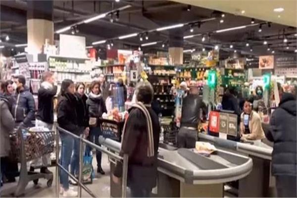 الإيطاليون يهرعون لشراء السلع الغذائية والصحية