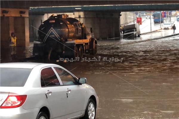 مياه الأمطار تغرق شوارع القاهرة والمحافظات