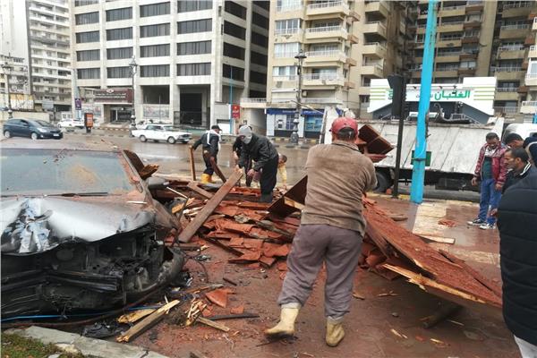 محافظ الإسكندرية يوجه بتأمين طريق الكورنيش بعد حادث اصطدام سيارة ببرجولة