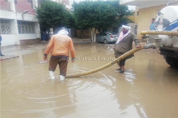 غرق مستشفى بهتيم المركزي بشبرا والمحافظة تدفع بسيارات لشفط المياه