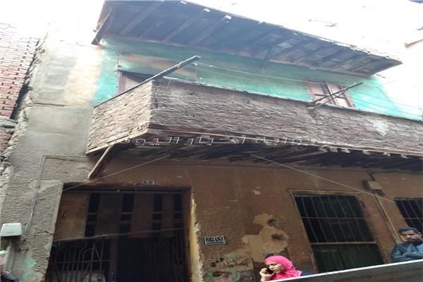 إخلاء عقار من السكان بعد انهيار سقفه بالسيدة زينب بسبب أمطار «منخفض التنين»