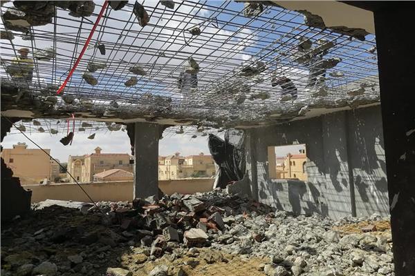 إزالة دور مخالف للاشتراطات البنائية بمنطقة غرب سوميد بمدينة 6 أكتوبر