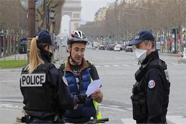 شوارع باريس خالية بعد فرض حظر التجوال