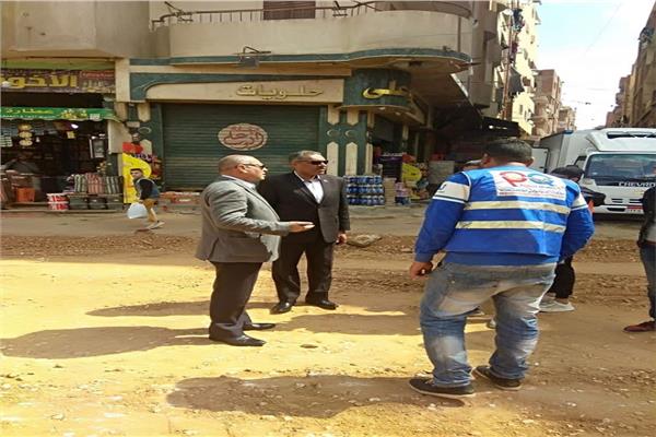 نائب محافظ القاهرة يتابع أعمال رصف مدخل عزبة الهجانة 