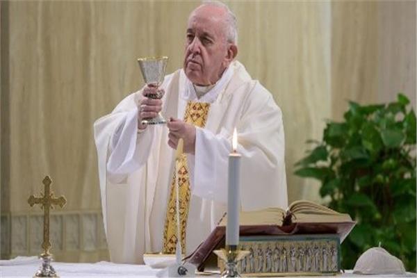 اجراس الاحد ... البابا فرنسيس يصلي من اجل المساجين 