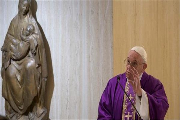 البابا فرنسيس يصلي من اجل العائلات التي تعاني من كورونا 