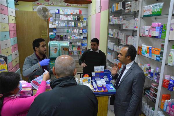 محافظ المنيا يتابع تنفيذ الحملات على الصيدليات وشركات المستلزمات الطبية