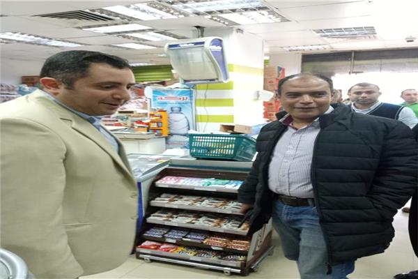 نائب محافظ القاهرة يتفقد وجود السلع الغذائية بالمحلات