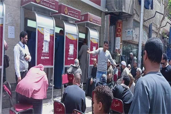 شباب نجع حمادي ينظمون استراحات أمام البنوك للحد من فيروس كورونا