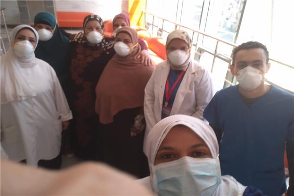 ممرضي مستشفى العجمي مع احد المتعافين من كورونا
