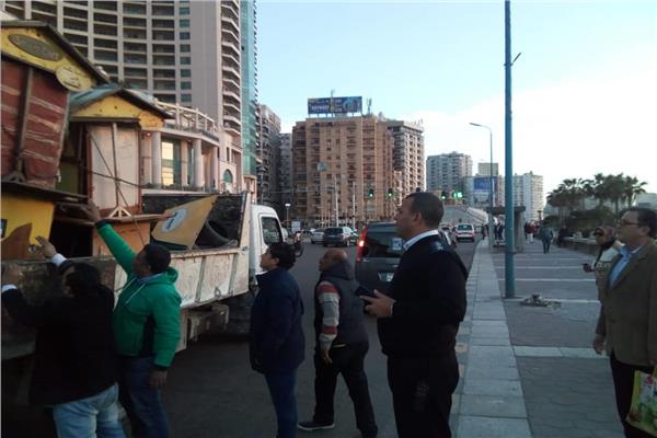  إزالة عربات الطعام بكورنيش الإسكندرية لمكافحة كورونا