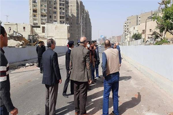 نائب محافظ القاهرة يتابع إزالة الأكشاك العشوائية بمحور رمسيس مصر الجديدة