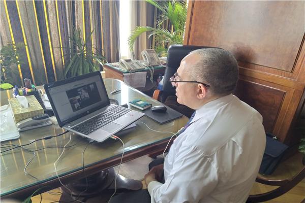عبدالعاطي يتابع اعمال الوزارة عبر الفيديو كونفرانس