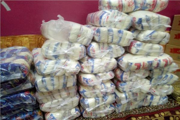  توزيع ١٠٠٠ شنطة مواد غذائية للأسر الأولى بالرعاية بمركز أبوتشت