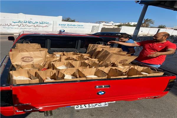 "مستقبل وطن" يوزع مواد غذائية على الأسر المتضررة من "كورونا" في جنوب سيناء 