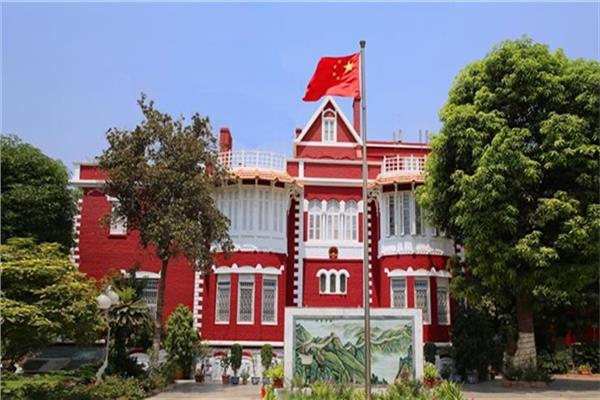 السفارة الصينية بالقاهرة تنكس العلم الوطني 
