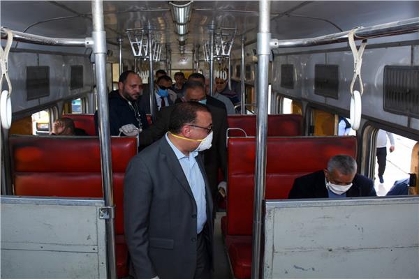محافظ الإسكندرية يستقل النقل العام