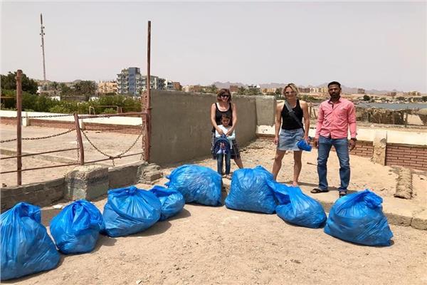 أجانب مقيمون بسفاجا ينظفون الشواطئ العامة خلال فترة إغلاقها