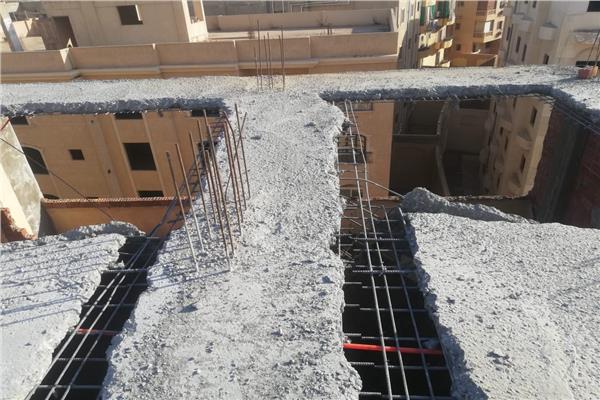  إزالة دور سطح مخالف بالمنطقة التاسعة عمارات بمدينة الشروق