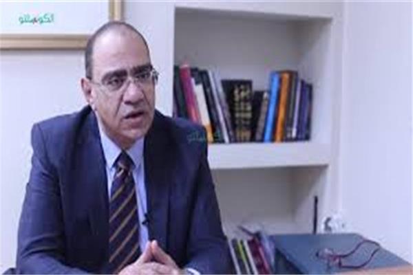 الدكتور حسام حسنى رئيس اللجنة العلمية لمكافحة فيروس كورونا بوزارة الصحة