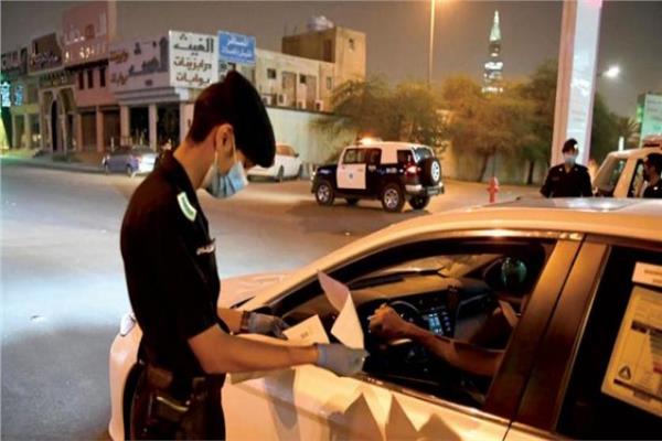 الشرطة تشرف على الالتزام بقرار منع التجول في الرياض