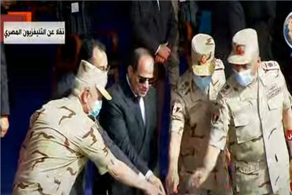 الرئيس السيسي يعطي اشارة بدء خروج ماكينة حفر نفق الشهيد أحمد حمدي 2