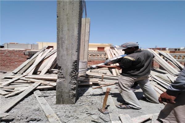 إزالة مخالفة بناء بالحي الرابع بمدينة دمياط الجديدة