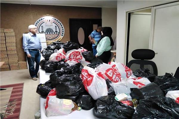 خلال وزيع  ١٠٠ حقيبة سلع غذائية على سكان حي البساتين