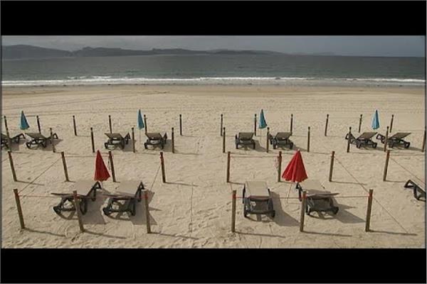 تخفيف قيود الإغلاق على الشواطئ الإسبانية