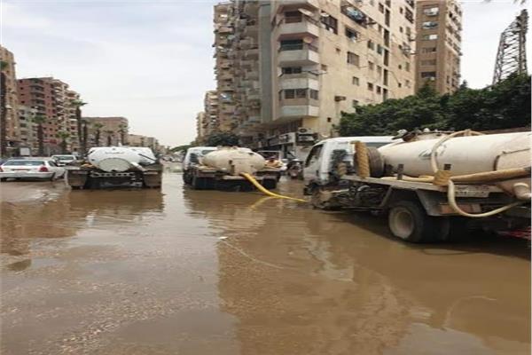 كسر ماسوره مياه بالجزيره الوسطي بشارع  فيصل