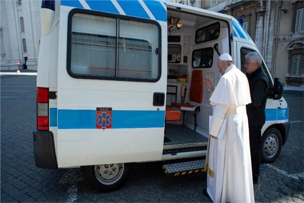 البابا فرنسيس يخصص سيارة اسعاف لخدمة الفقراء فى روما