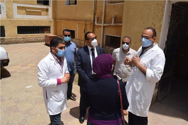 نائب محافظ المنيا يتابع سير العمل بمستشفى الفكرية بمركز أبوقرقاص