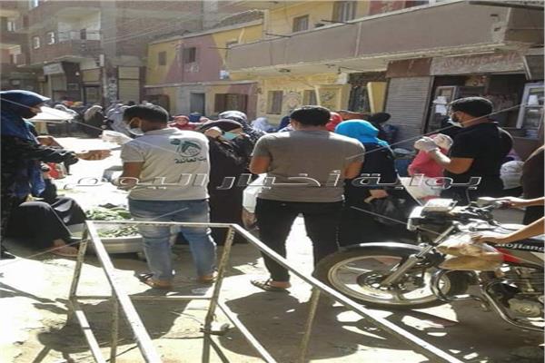 شباب حملة بيت العيلة أثناء توزيعهم الكمامات في سوق قرية دروة