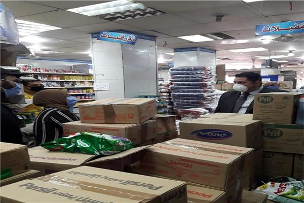 نائب محافظ القاهرة يتابع توافر السلع الاستهلاكية بالمحلات 