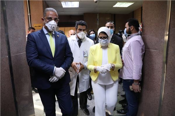 وزيرة الصحة والمحافظ خلال تفقد مستشفى الفيوم للتأمين الصحي