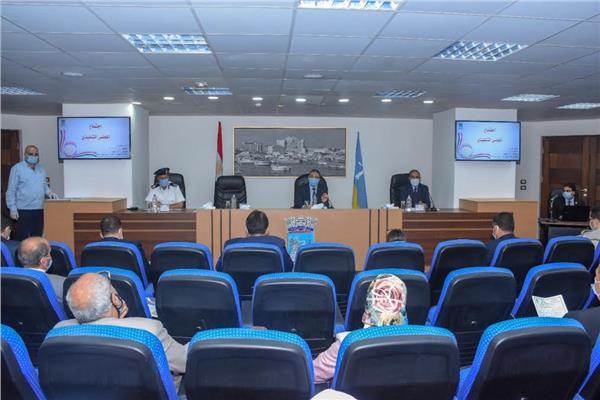 اللواء محمد الشريف خلال رئاسته جلسة المجلس التنفيذي للمحافظة