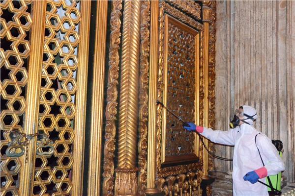 تطهير وتعقيم مسجد محمد علي استعدادًا لصلاة الجمعة
