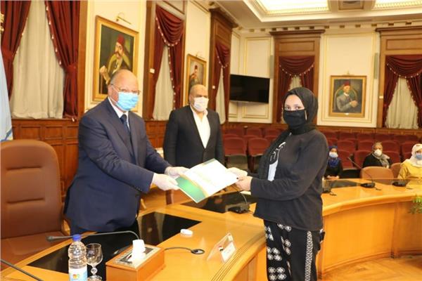 محافظ القاهرة يسلم منح مالية للعرائس اليتيمات