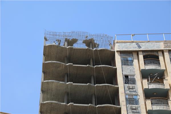 إزالة أدوار مخالفة في 5 أبراج سكنية بنجع حمادي