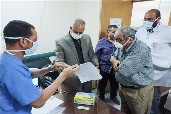 خروج وتعافي 6 حالات مصابة بفيروس كورونا المستجد من مستشفى قفط التعليمي