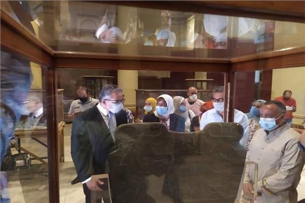 وصول قطع أثرية ضخمة إلى المتحف المصري الكبير لعرضها بالدرج العظيم