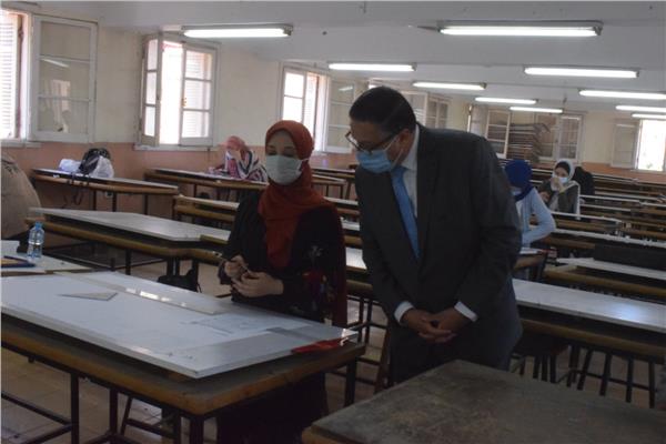 رئيس جامعة بنها يتفقد الامتحانات بهندسة شبرا ويفتتح متحف علوم قسم المساحة