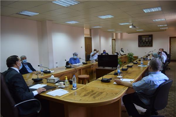 خلال اجتماع الدكتور احمد عزيز رئيس جامعة سوهاج الاجراءات و  القواعد المنظمة لعملية تسكين الطلاب