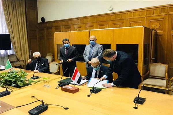 رئيس مصلحة الجمارك يوقع على انضمام مصر لإتفاقية التعاون الجمركي العربي