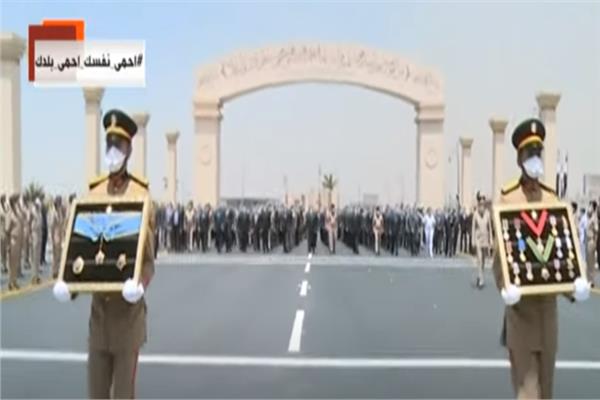 حرس الشرف يستعرض نياشين وقلائد الفريق الراحل محمد العصار