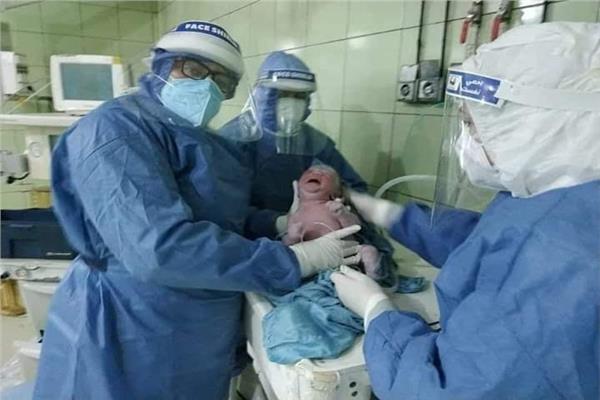 خروج أصغر متعافي من كورونا بعد ولادته بمستشفى كفر الدوار