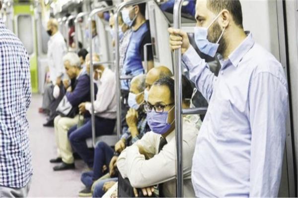 التزام المواطنين بارتداء الكمامات في مترو الأنفاق