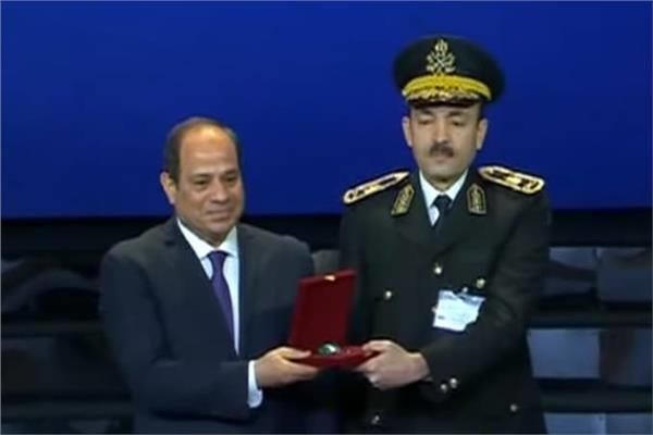 الرئيس السيسي يكرم اللواء علاء سليم
