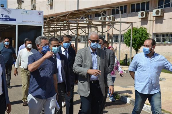 رئيس جامعة الإسكندرية يتفقد وحدة تحاليل كورونا بالمستشفى الرئيسي الجامعى